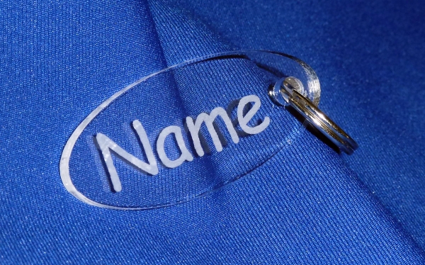 ovaler Schlüsselanhänger aus Acryl mit Gravur