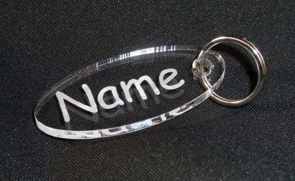 ovaler Schlüsselanhänger aus Acryl mit Gravur