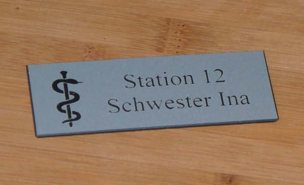 Ansteckschild mit persönlicher Gravur 80 x 30 mm